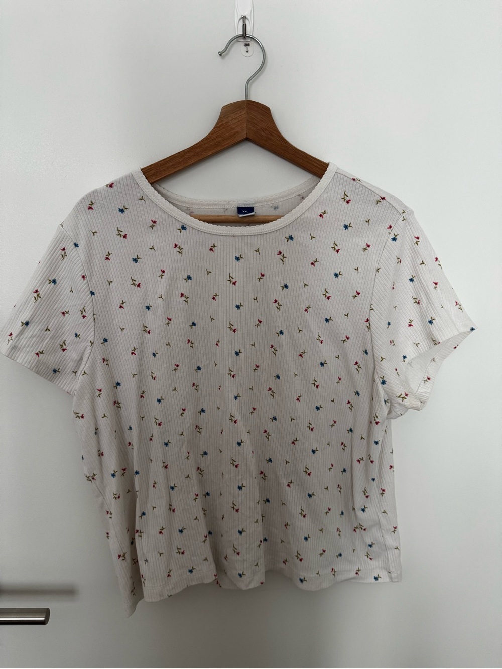Old Navy White Ribbed Short Sleeve Top with Red and Blue Floral Print